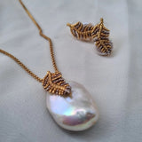 Leaf on a coin pearl